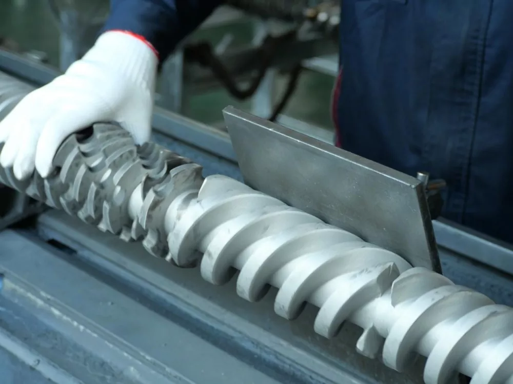 Kumaha ngabersihan hiji extruder screw tunggal tanpa ngaruksak screw atawa tong